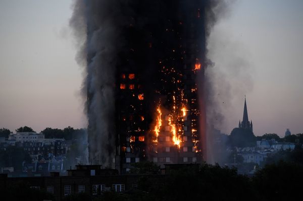 Flames and smoke billow as firefighters deal with a serious fire in a tower block at Latimer Road in West London, Britain June 14, 2017 - Sputnik International
