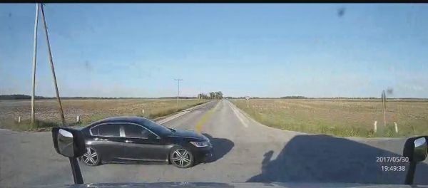 Car Almost Drives Into Semi Car Almost Drives Into Semi - Sputnik International
