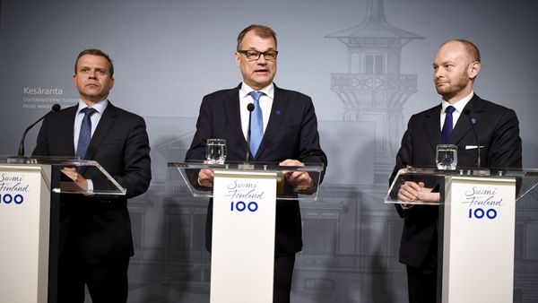 Finnish Minister of Finance National Coalition Party chairman Petteri Orpo (L), Finnish Prime Minister Centre Party chairman Juha Sipilä (C) and minister Sampo Terho from the New Alternative, attend a press conferance at the PM's official residence Kesäranta in Helsinki, Finland on June 13, 2017 where all parliament parties and their chairmen were summoned - Sputnik International
