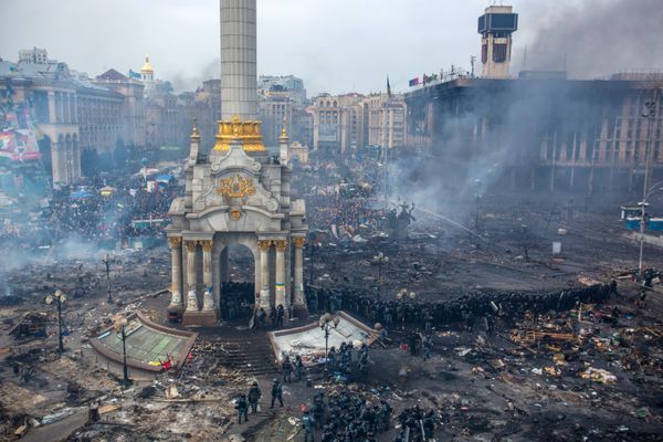 Police officers and opposition supporters are seen on Maidan Nezalezhnosti square in Kiev, where clashes began between protesters and the police. Police officers and opposition supporters are seen on Maidan Nezalezhnosti square in Kiev, where clashes began between protesters and the police. - Sputnik International