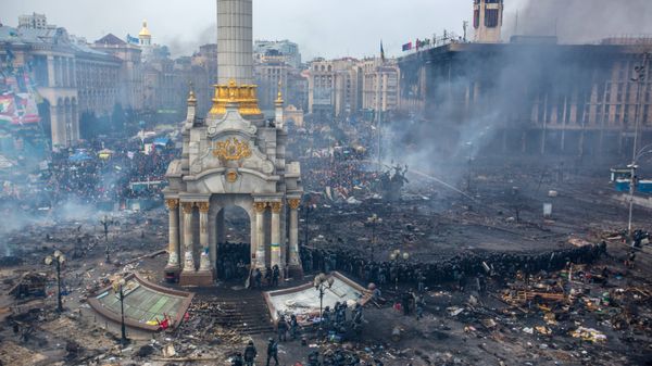 Police officers and opposition supporters are seen on Maidan Nezalezhnosti square in Kiev, where clashes began between protesters and the police. - Sputnik International