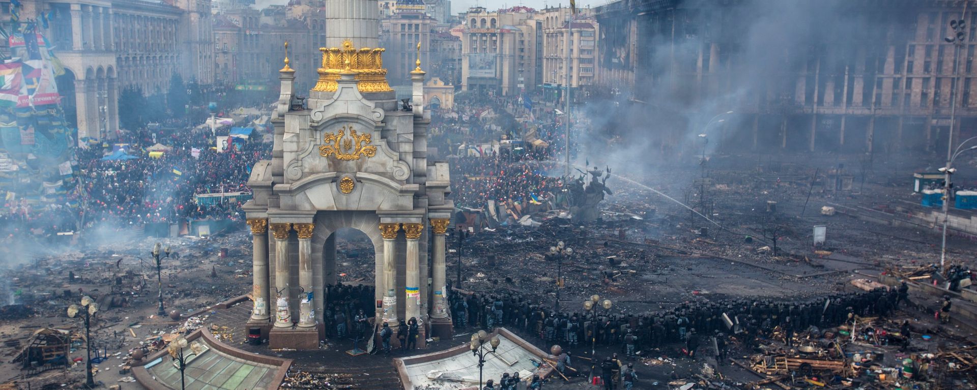 Police officers and opposition supporters are seen on Maidan Nezalezhnosti square in Kiev, where clashes began between protesters and the police. - Sputnik International, 1920, 19.02.2024