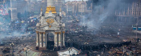 Police officers and opposition supporters are seen on Maidan Nezalezhnosti square in Kiev, where clashes began between protesters and the police Police officers and opposition supporters are seen on Maidan Nezalezhnosti square in Kiev, where clashes began between protesters and the police - Sputnik International