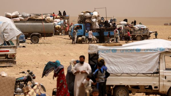 Internally displaced people who fled Raqqa city gather near vehicles carrying their belongings in a camp near Ain Issa, Raqqa Governorate, Syria May 19, 2017 - Sputnik International