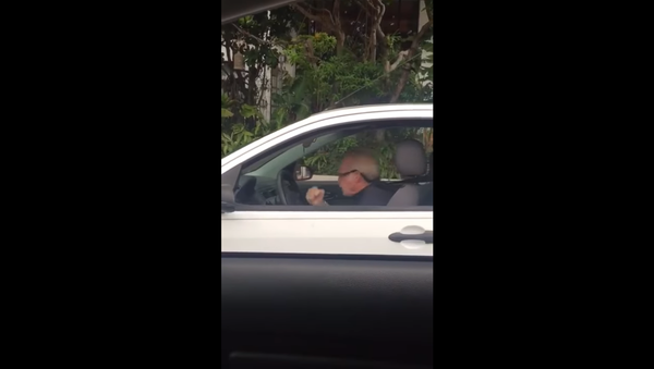 Grandpa Shows How to Rock Out in Traffic - Sputnik International