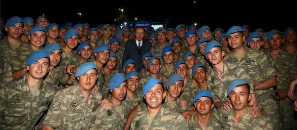 Turkish President Tayyip Erdogan poses with commandos following a fast-breaking iftar dinner at the 1. Commando Brigade in Kayseri, Turkey, June 8, 2017 - Sputnik International