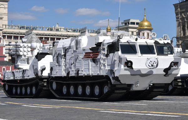 A Pantsir-SA air defense system based on the chassis of the DT-30 all-terrain tracked vehicle during the final rehearsal of the military parade in Moscow marking the 72nd anniversary of the victory in the Great Patriotic War of 1941-1945 - Sputnik International