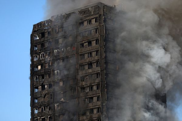 Smoke billows as firefighters tackle a serious fire in a tower block at Latimer Road in West London, Britain June 14, 2017. Smoke billows as firefighters tackle a serious fire in a tower block at Latimer Road in West London, Britain June 14, 2017. - Sputnik International