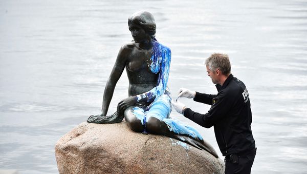 A police officer inspects the Little Mermaid statue, seen covered in paint, for the second time in weeks, in what local authorities say is an act of vandalism, in Copenhagen, Denmark June 14, 2017 A police officer inspects the Little Mermaid statue, seen covered in paint, for the second time in weeks, in what local authorities say is an act of vandalism, in Copenhagen, Denmark June 14, 2017 - Sputnik International