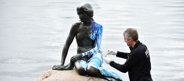 A police officer inspects the Little Mermaid statue, seen covered in paint, for the second time in weeks, in what local authorities say is an act of vandalism, in Copenhagen, Denmark June 14, 2017 A police officer inspects the Little Mermaid statue, seen covered in paint, for the second time in weeks, in what local authorities say is an act of vandalism, in Copenhagen, Denmark June 14, 2017 - Sputnik International