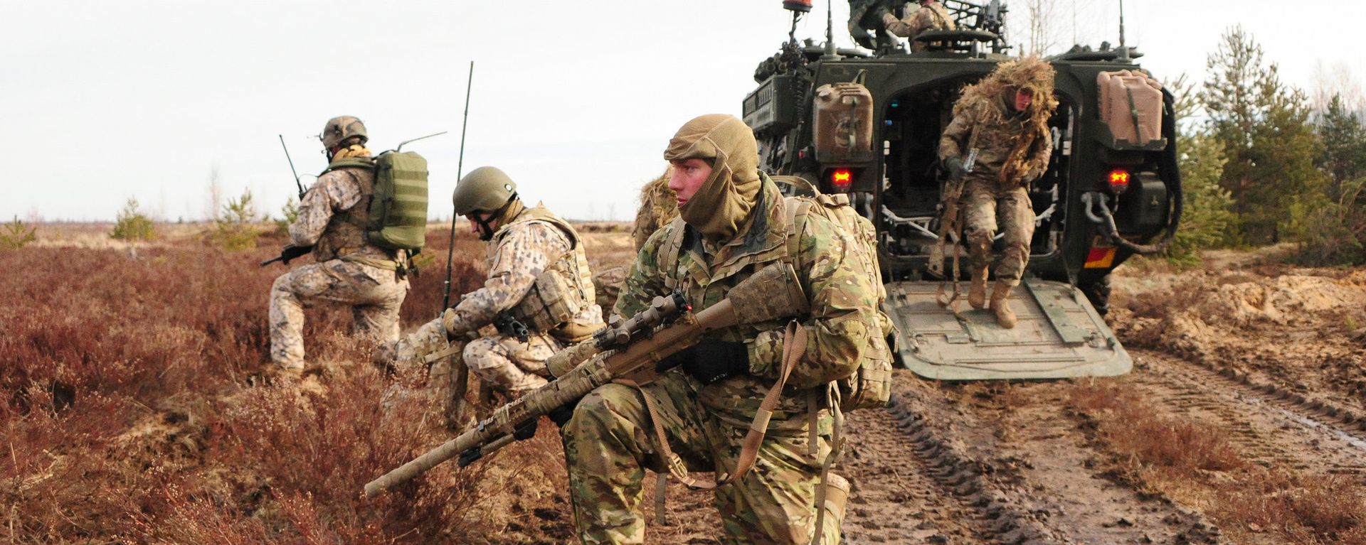 U.S. Army snipers assigned to Headquarters and Headquarters Troop, 2nd Cavalry Regiment, and Latvian land forces snipers, pull perimeter security during a combined live-fire exercise with the Latvian land forces, part of Operation Atlantic Resolve in Adazi training area, Latvia, March 6, 2015 - Sputnik International, 1920, 08.09.2023