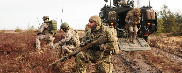 U.S. Army snipers assigned to Headquarters and Headquarters Troop, 2nd Cavalry Regiment, and Latvian land forces snipers, pull perimeter security during a combined live-fire exercise with the Latvian land forces, part of Operation Atlantic Resolve in Adazi training area, Latvia, March 6, 2015 - Sputnik International