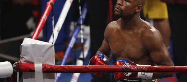 Floyd Mayweather Jr. enters the ring before his welterweight title fight against Manny Pacquiao, from the Philippines, on Saturday, May 2, 2015 in Las Vegas. - Sputnik International