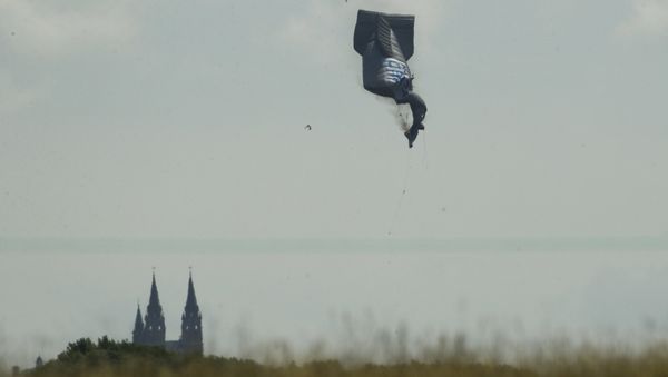 blimp crashes during the first round of the U.S. Open golf tournament Thursday, June 15, 2017, near Erin Hills in Erin, Wis. An official with the company operating the advertising blimp at the U.S. Open said the pilot is OK after the craft crashed but that he was taken to a hospital. - Sputnik International