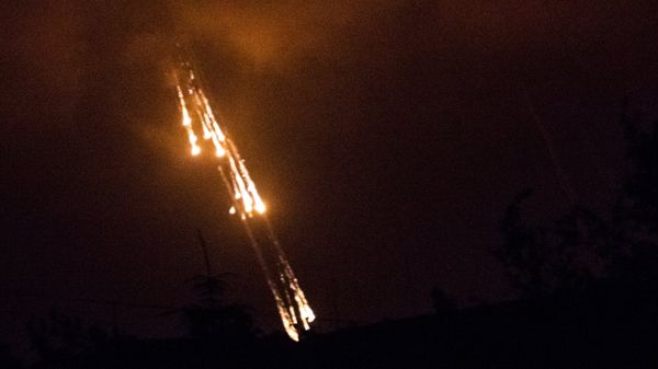 Ukrainian soldiers shoot at the village of Semyonovka with phosphorus shells - Sputnik International