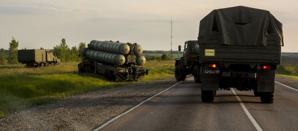 S-300 Favorite surface-to-air missile systems battalion during a march conducted as part of a bilateral drill involving air defense and aviation forces of the Western Military District - Sputnik International