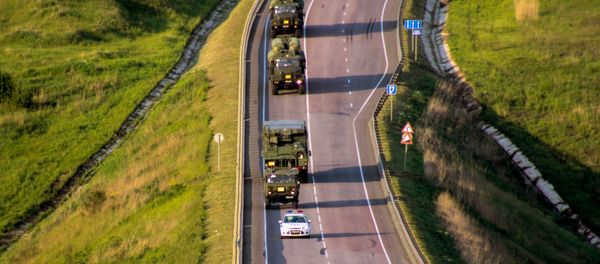 S-300 Favorite surface-to-air missile systems battalion during a march conducted as part of a bilateral drill involving air defense and aviation forces of the Western Military District S-300 Favorite surface-to-air missile systems battalion during a march conducted as part of a bilateral drill involving air defense and aviation forces of the Western Military District - Sputnik International