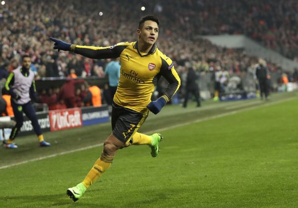 Chile's Alexis Sanchez struggles for the ball - Sputnik International