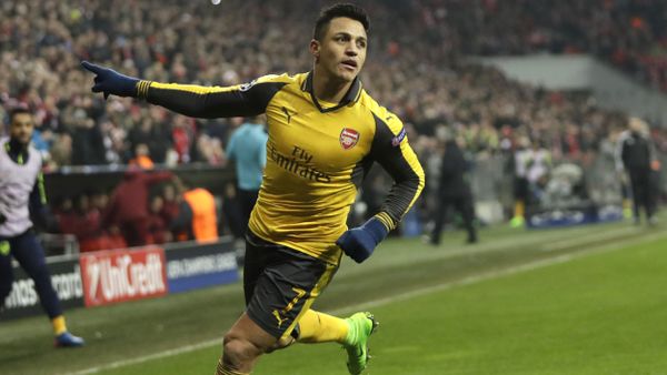 Chile's Alexis Sanchez struggles for the ball - Sputnik International
