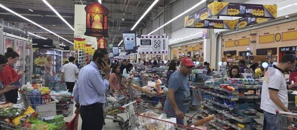 Shoppers stock up on supplies at a supermarket in Doha, Qatar after Saudi Arabia closed its land border with Qatar, through which the tiny Gulf nation imports most of its food - Sputnik International