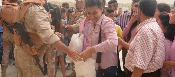 Officers distribute humanitarian aid in Latakia Governorate, Syria - Sputnik International
