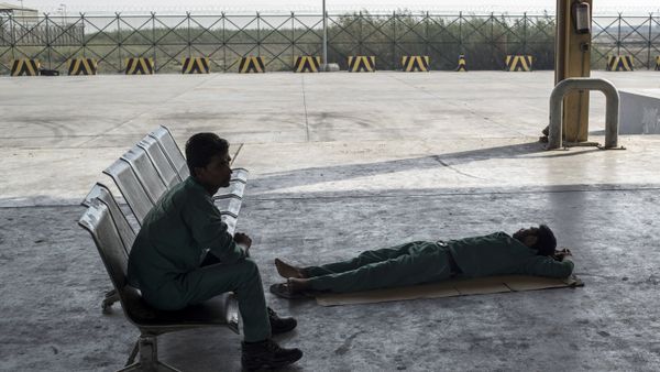 Working customs (migrants from Nepal) at a checkpoint on the closed border between Qatar and Saudi Arabia Working customs (migrants from Nepal) at a checkpoint on the closed border between Qatar and Saudi Arabia - Sputnik International