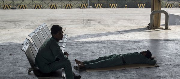 Working customs (migrants from Nepal) at a checkpoint on the closed border between Qatar and Saudi Arabia - Sputnik International