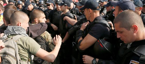 Police block anti-LGBT protesters during the equality march in Kiev, Ukraine Police block anti-LGBT protesters during the equality march in Kiev, Ukraine - Sputnik International
