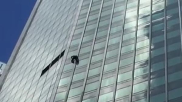 Attempt of the ruffer without insurance to climb the tower of Moscow City was on video - Sputnik International