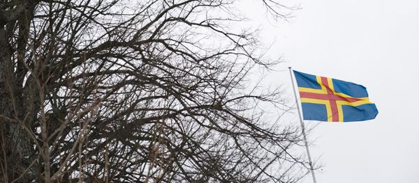Flag of the southwestern Finnish Aaland Islands of the Baltic Sea flying in Mariehamn. (File) - Sputnik International