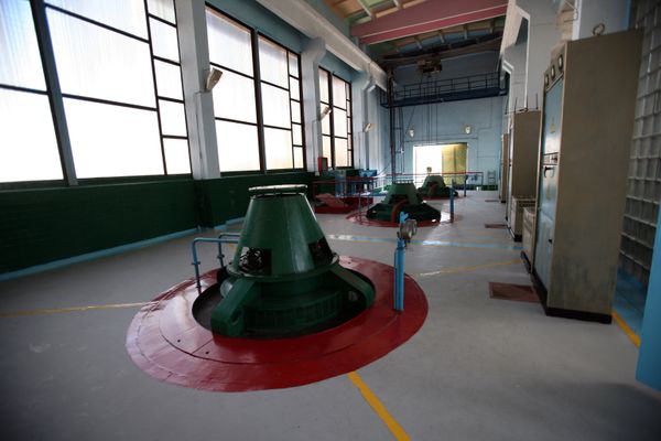 Workers inside a pumping station idled due to insufficient water levels in the North Crimean Canal. File photo  - Sputnik International