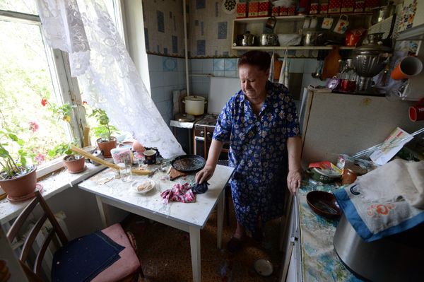 A local resident in the apartment in a residential building destroyed in the Ukrainian army's artillery attack on the town of Gorlovka - Sputnik International