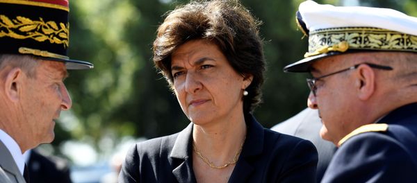 French Minister of the Armed Forces Sylvie Goulard (C) attends the ceremony to mark the 77th anniversary of late French General Charles de Gaulle's resistance call of June 18, 1940, at the Mont Valerien memorial in Suresnes, near Paris, France, June 18, 2017 - Sputnik International