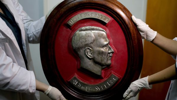 Members of the federal police show a bust relief portrait of Nazi leader Adolf Hitler at the Interpol headquarters in Buenos Aires, Argentina, Friday, June 16, 2017. Members of the federal police show a bust relief portrait of Nazi leader Adolf Hitler at the Interpol headquarters in Buenos Aires, Argentina, Friday, June 16, 2017. - Sputnik International