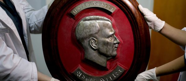 Members of the federal police show a bust relief portrait of Nazi leader Adolf Hitler at the Interpol headquarters in Buenos Aires, Argentina, Friday, June 16, 2017. Members of the federal police show a bust relief portrait of Nazi leader Adolf Hitler at the Interpol headquarters in Buenos Aires, Argentina, Friday, June 16, 2017. - Sputnik International