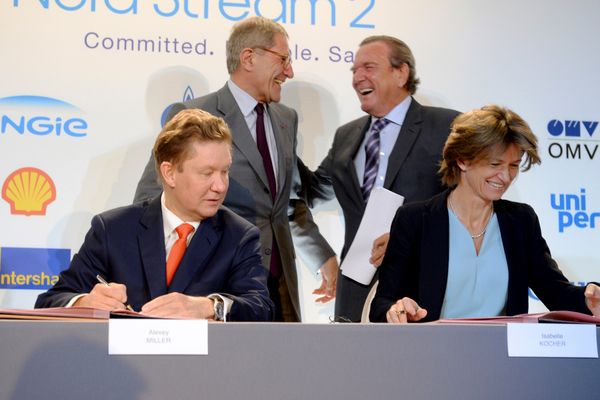 Russian gas giant Gazprom's Chief Executive Officer (CEO) Alexei Miller (front L) and Chief Executive of French multinational electric utility company Engie Isabelle Kocher (front R) speak together as they are flanked by the Head of the supervisory board of Gazprom's Nord Stream 2 and former German Chancellor Gerhard Schroeder (rear R) during a signing ceremony for the Nord Stream 2 gas pipeline agreement, in Paris, on April, 24, 2017 - Sputnik International