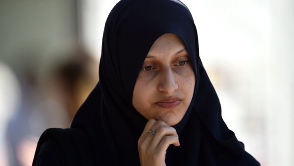 A woman in Muslim dress stands at a bus stop near the scene of an attack where a van was driven at Muslim outside a mosque in Finsbury Park in North London, Britain, June 19, 2017. - Sputnik International