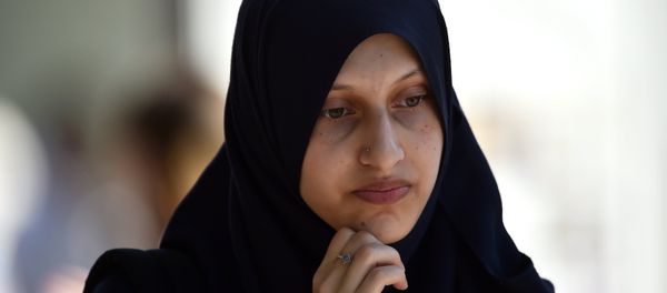 A woman in Muslim dress stands at a bus stop near the scene of an attack where a van was driven at Muslim outside a mosque in Finsbury Park in North London, Britain, June 19, 2017. - Sputnik International