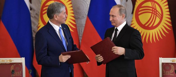 Russian President Vladimir Putin and President of Kyrgyzstan Almazbek Atambayev, left, sign a declaration on strengthening alliance and strategic partnership, following Russian-Kyrgyz talks - Sputnik International