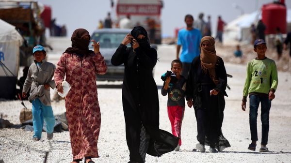 Displaced Syrians walk at a temporary camp in the northern Syrian village of Ain Issa on June 10, 2017 - Sputnik International