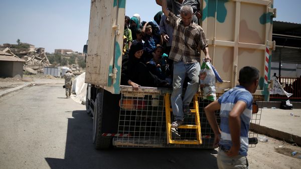Civilians fleeing the fighting between the Iraqi forces and Islamic State militants arrive at a processing centre before being transferred to refugee camps, in western Mosul, Iraq June 19, 2017 - Sputnik International