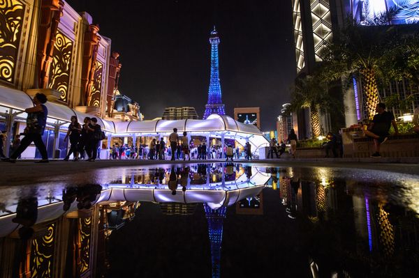 Tourists look at a replica of the Eiffel Tower after the opening of the Sands new mega resort The Parisian in Macau, on September 13, 2016. Billionaire casino tycoon Sheldon Adelson predicted a revival for beleaguered Macau as he launched his new Paris-themed mega resort, with the gambling enclave betting its fortunes on mass market tourists. Tourists look at a replica of the Eiffel Tower after the opening of the Sands new mega resort The Parisian in Macau, on September 13, 2016. Billionaire casino tycoon Sheldon Adelson predicted a revival for beleaguered Macau as he launched his new Paris-themed mega resort, with the gambling enclave betting its fortunes on mass market tourists. - Sputnik International