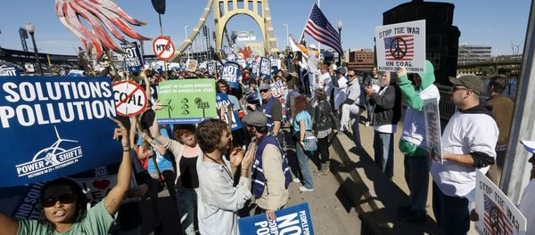 A group of union workers, right, holding signs supporting coal energy show their opposition to a group of environmental activists as they march through the streets of downtown Pittsburgh targeting fracking, coal, nuclear power, and the dangers of climate change (File) A group of union workers, right, holding signs supporting coal energy show their opposition to a group of environmental activists as they march through the streets of downtown Pittsburgh targeting fracking, coal, nuclear power, and the dangers of climate change (File) - Sputnik International