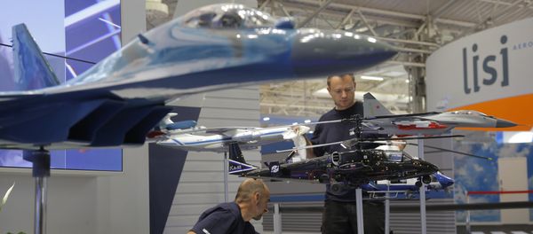 Employees clean the aircraft models at the Russian government company Rosoboronexport stand, at Paris Air Show, on the eve of its opening, in Le Bourget, east of Paris, France, Sunday, June 18, 2017 - Sputnik International