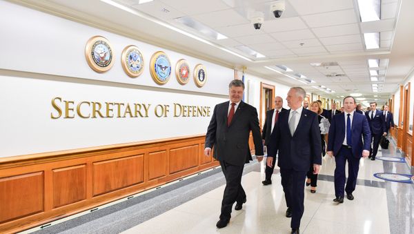 U.S. Defense Secretary James Mattis and Ukrainian President Petro Poroshenko walks at the Pentagon in Washington, U.S., June 20, 2017 U.S. Defense Secretary James Mattis and Ukrainian President Petro Poroshenko walks at the Pentagon in Washington, U.S., June 20, 2017 - Sputnik International