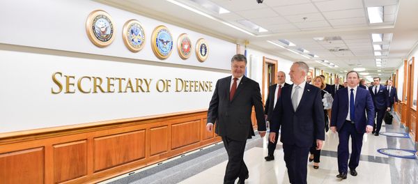 U.S. Defense Secretary James Mattis and Ukrainian President Petro Poroshenko walks at the Pentagon in Washington, U.S., June 20, 2017 - Sputnik International