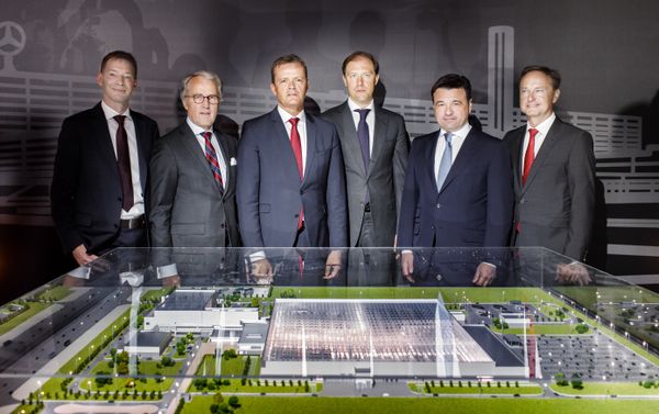 Daimler management with the Russian Trade Minister Denis Manturov (center) and Governor of the Moscow Region Andrei Vorobyov (second right) Daimler management with the Russian Trade Minister Denis Manturov (center) and Governor of the Moscow Region Andrei Vorobyov (second right) - Sputnik International