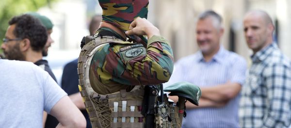 A Belgian Army soldier adjusts his face mask as he patrols outside the prime ministers office in Brussels on Wednesday, June 21, 2017. A Belgian Army soldier adjusts his face mask as he patrols outside the prime ministers office in Brussels on Wednesday, June 21, 2017. - Sputnik International