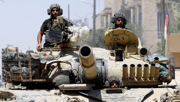 Iraqi soldiers look out from a tank as they advances towards the Islamic State militants positions in the Old City in western Mosul, Iraq June 18, 2017. - Sputnik International