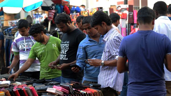 Indian workers browse at a market in the Saudi Arabian port city of Jeddah on August 4, 2016 Indian workers browse at a market in the Saudi Arabian port city of Jeddah on August 4, 2016 - Sputnik International
